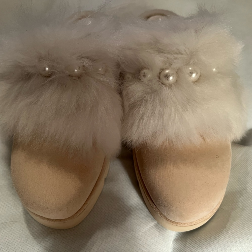 STUART WEIZMAN…Shearling with Pearls mule